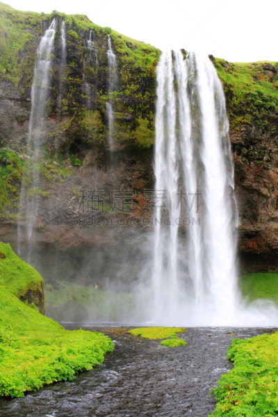 seljalandsfoss waterfall,冰岛国,自然,垂直画幅,水,天空,美,悬崖,地形,瀑布