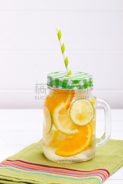 健康食物,水果,注入水,桑格利亚鸡尾酒,柠檬水,垂直画幅,水,玻璃,维生素,鸡尾酒