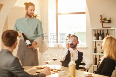 桌子,上菜,男招待,酒瓶,传统,商务,专门技术,含酒精饮料,葡萄酒,华贵
