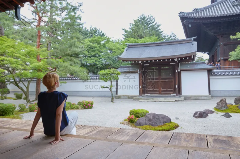 东方石景花园 宁静 人生大事 枯山水 京都市 京都府 寺庙 建筑露台 坐在地上 面无表情图片素材下载 稿定素材