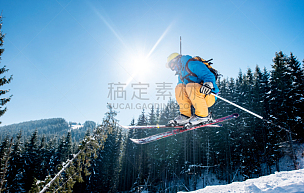 天空,太阳,山,季节,蓝色,滑雪运动,动作,极限运动,飞,跳