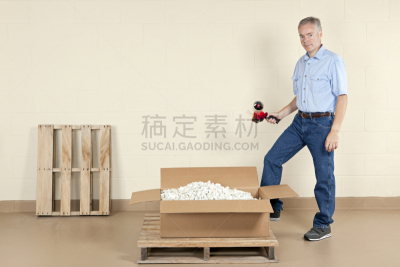 包装填充颗粒,瓦楞纸板,30到39岁,仓库,业主,水平画幅,注视镜头,板条箱,男性,仅男人