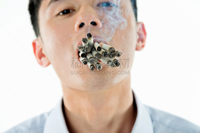 吸烟问题,肺癌,烟蒂,贪欲,人的嘴,烟,男性,仅男人,仅成年人,想法