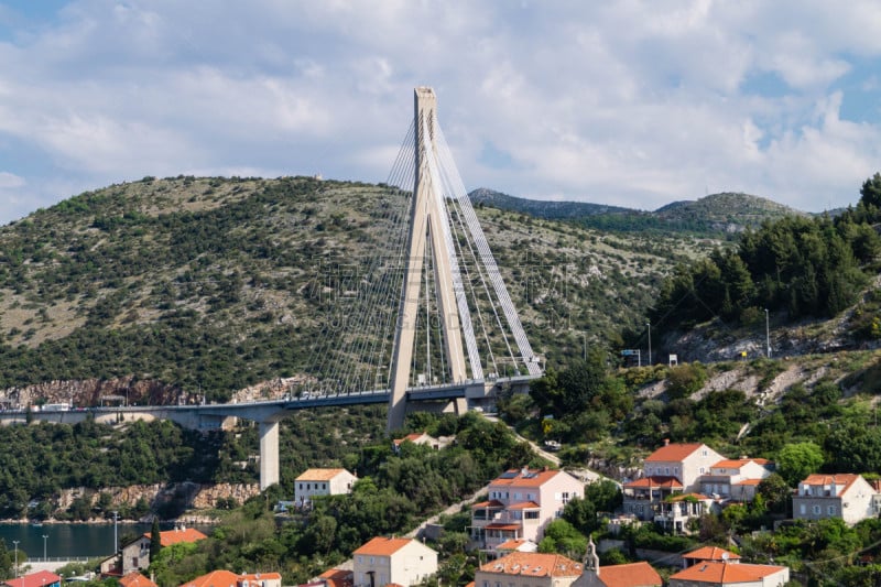 Die Most Brücke aus der Perspektive des Cruise Terminals