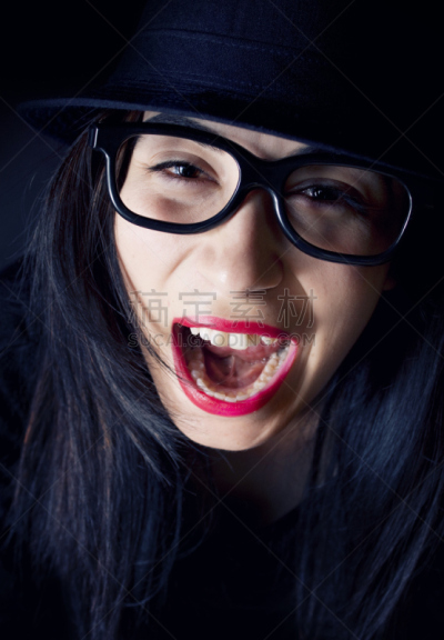 女人,人的牙齿,羊毛帽,垂直画幅,正面视角,留白,面无表情,人的嘴,黑发,性格