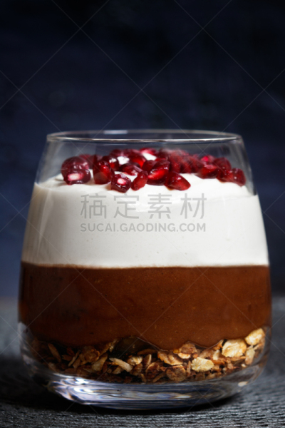 甜点心,香蕉,鳄梨,什锦烤燕麦片,石榴籽,生奶油,巧克力,自制的,在上面,多汁的