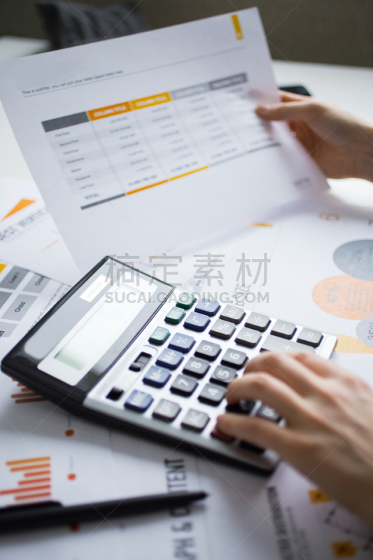 金融顾问,计算器,手,视角,部分,经济学家,垂直画幅,办公室,工作场所,忙碌