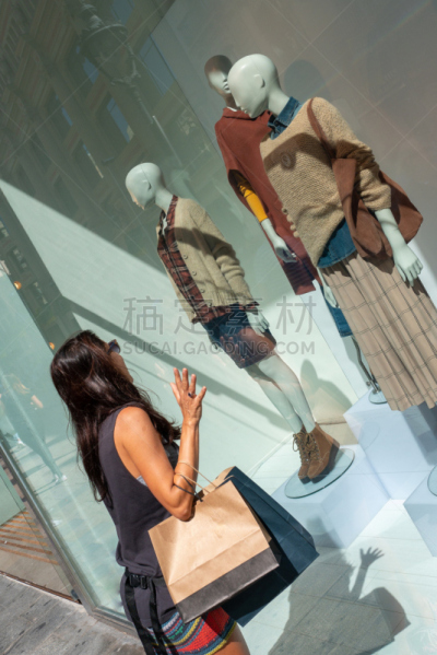 橱窗展示,青年人,快乐,女孩,看,衣服,人,垂直画幅,女性,室内