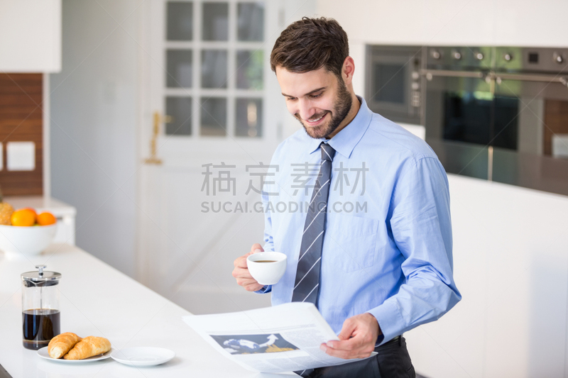 男商人,咖啡,信息提示点,正面视角,水平画幅,智慧,白人,仅男人,仅成年人