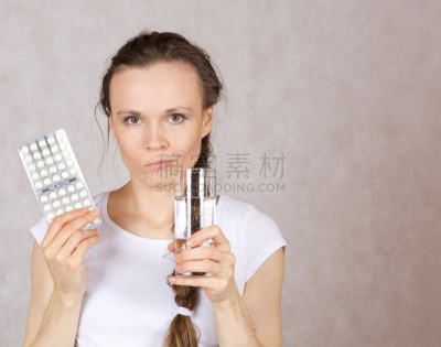 女人,饮用水,玻璃杯,青年人,彩妆,t恤,30岁到34岁,营养品,喉咙痛,长发