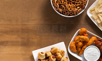后背箱聚会,食品,涂抹酱,小吃,蓝纹奶酪调料,辣玉米片,玉米片,鸡翅,椒盐饼干,香肠肉卷