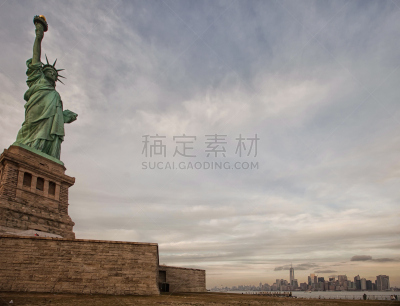 自由女神像,埃利斯岛,水,天空,旅游目的地,水平画幅,无人,城市天际线,户外,云景
