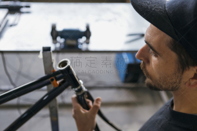 络腮胡子,金属,拿着,鸭舌帽,男人,安全护栏,赛车手