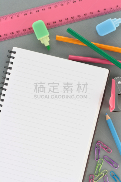 办公用品,笔记本,留白,接力赛,个人随身用品,垂直画幅,办公室,太空,取钉器,铅笔