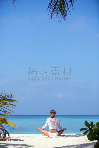 青年人,海滩,女人,自然美,垂直画幅,正面视角,水,天空,休闲活动