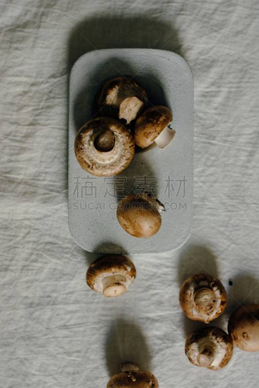 生食,食用菌,清新,桌子,crimini mushroom,蘑菇木耳,波托贝洛蘑菇,垂直画幅,饮食,素食