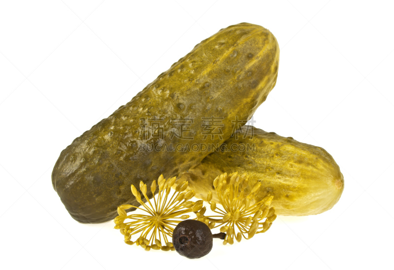 盐渍食品,黄瓜,白色背景,分离着色,瑞士再保险塔,生理盐水,多香果粉,水平画幅,食品杂货,素食