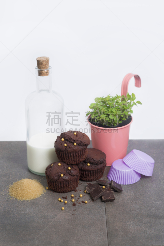巧克力酥皮松饼,巧克力糖皮,红糖,牛奶瓶,松饼,垂直画幅,无人,瓶子,花,摄影