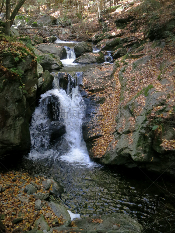 沟壑,瀑布,波克夏山庄,波克谢尔,阿巴拉契亚山间栈道,康涅狄格,阿巴拉契亚山脉,垂直画幅,水,休闲活动