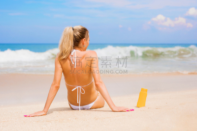 海滩,瓶子,女人,侧面视角,晒黑,天空,半身像,奶油,夏天,仅成年人