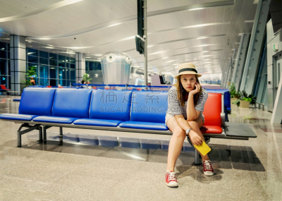青年女人,等候室,进出港显示牌,旅行者,30岁到34岁,仅成年人,青年人,细胞,商务