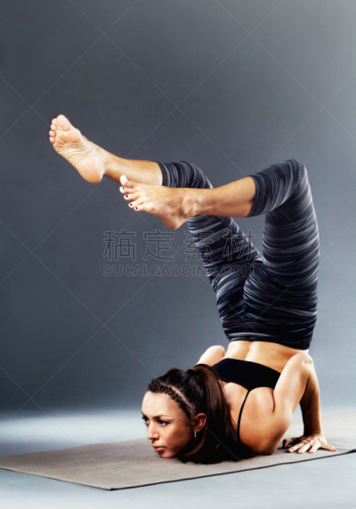 蝎子式瑜伽姿势,垂直画幅,美,休闲活动,美人,白人,仅成年人,弹性,黑色背景