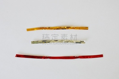 青铜,银色,金色,白色背景,包裹绳子,超小号,青铜色,成一排,水平画幅,铝
