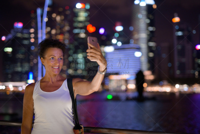 新加坡市,滨海湾 ,手机,中老年女人,自拍,室内过夜,注视镜头,照片,做,取得