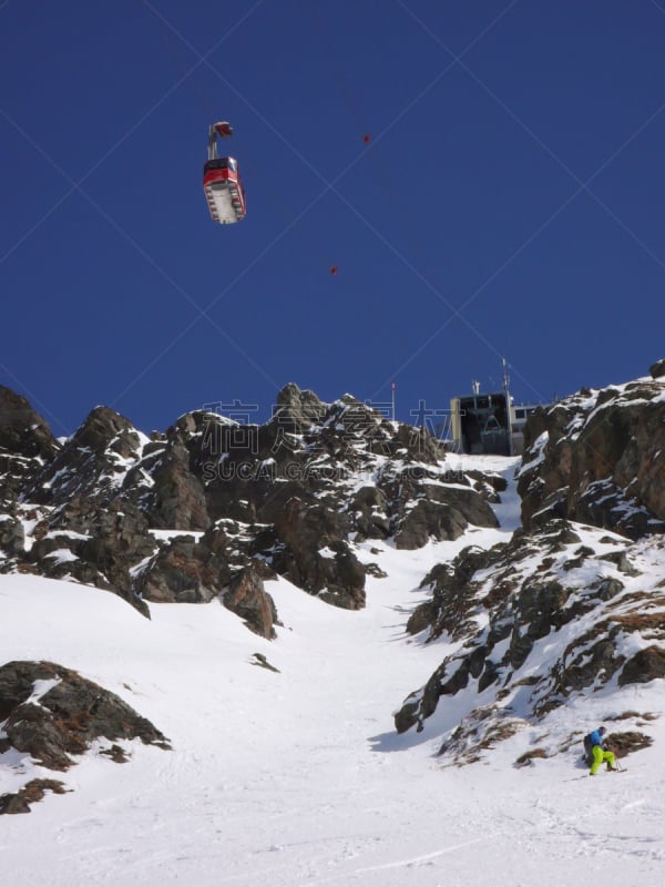 雪,瑞士阿尔卑斯山,缆车,陡峭,男人,冬天,衣服,车站,色彩鲜艳,下移