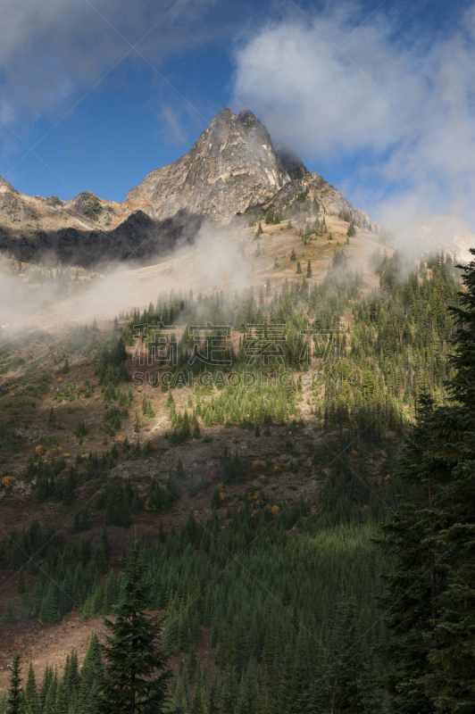 北喀斯开山脉,北小瀑布国家公园,落叶松,卡斯基德山脉,垂直画幅,天空,无人,户外,美洲,山