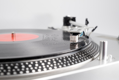 进行中,唱片,红色,留声机的拾音臂,职业赛马骑师,水平画幅,铁轨轨道,标签,塑胶,白人