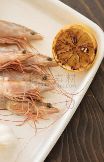 盘子,白色,虾,有机食品,红色,暗色,海产,在上面,垂直画幅,勇敢面对
