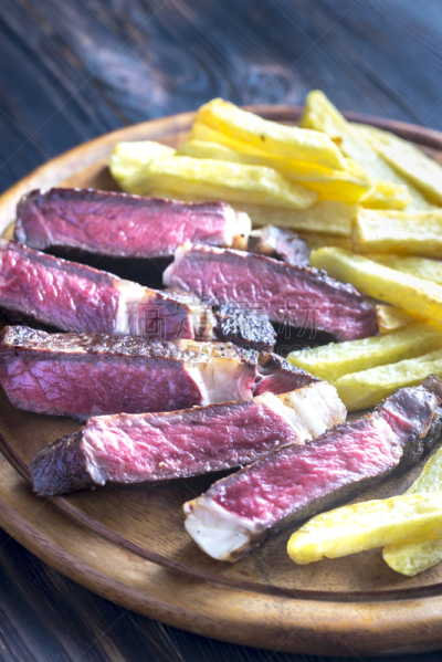 牛排,patatas bravas,垂直画幅,格子烤肉,嫩里脊排,牛排西红柿,法国小牛排,胡椒,十字形,精制土豆