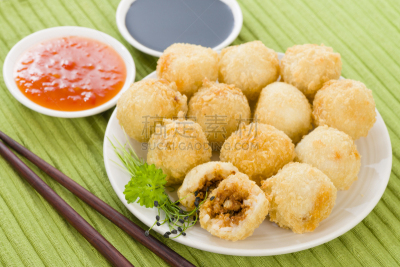 球体,鸡,咖喱,辣椒酱,开胃品,米饭炸肉饼,咖喱粉,日本人,充满的,辣椒