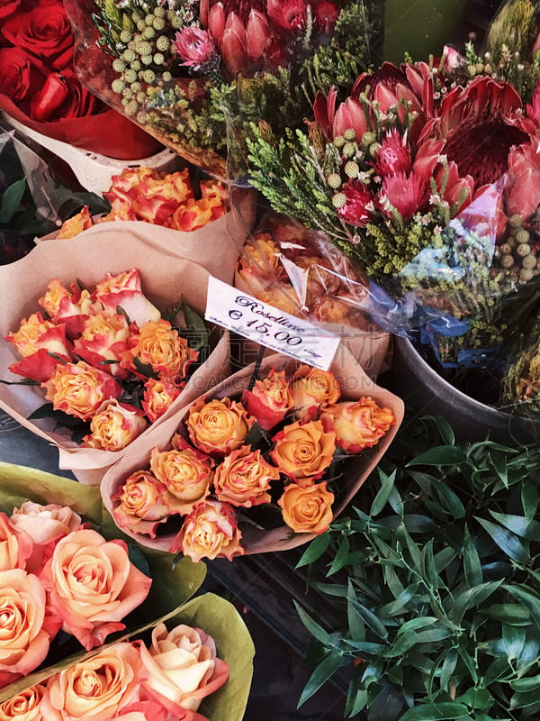 bouquets of roses for 15 euros trade on Italian streets