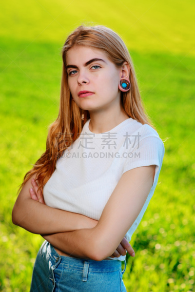 木制,隧道,人的耳朵,注视镜头,青年人,垂直画幅,肺叶,美人,珠宝