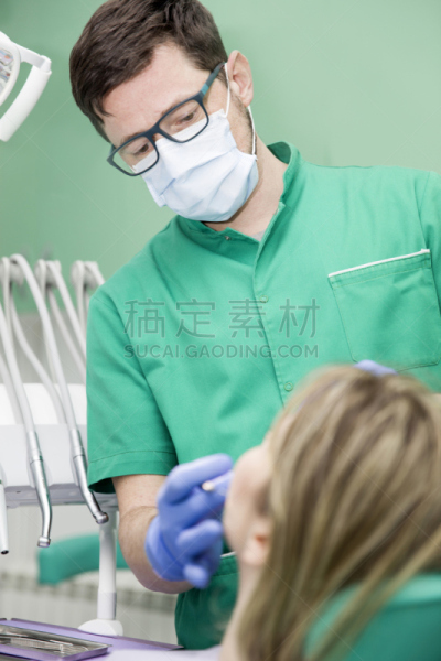 牙医,牙齿,青年人,女人,牙科诊所,垂直画幅,变形链球菌,人,健康保健,病人