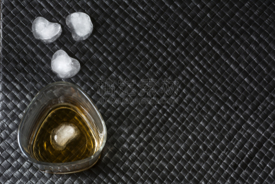 冰块,威士忌,玻璃杯,黑色背景,水平画幅,无人,白兰地,玻璃,布兰蒂诺维德,含酒精饮料