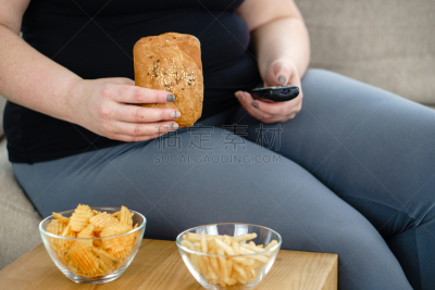 女人,不健康食物,组图,电视机,过时的,凌乱,教练,仅一个女人,害羞,大块头