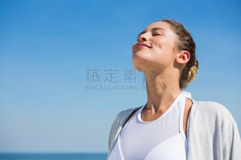 女人,正面视角,水,天空,留白,休闲活动,水平画幅,户外,仅成年人,自由