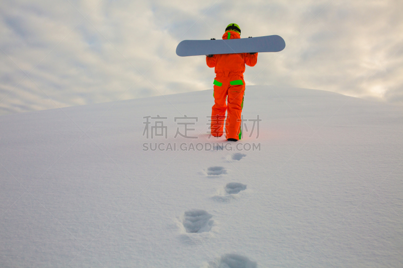 滑雪板,滑雪坡,在上面,自由潜水,速降滑雪,安全帽,雪板,滑雪度假,天空,休闲活动