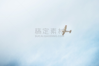 飞机,小的,单引擎的飞机,螺旋桨飞机,私人飞机,螺旋桨,云,半空中,天空,留白