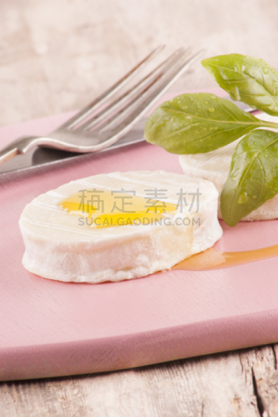 橄榄油,罗勒,山羊乳酪,软干酪,垂直画幅,奶制品,素食,无人,开胃品,奶酪