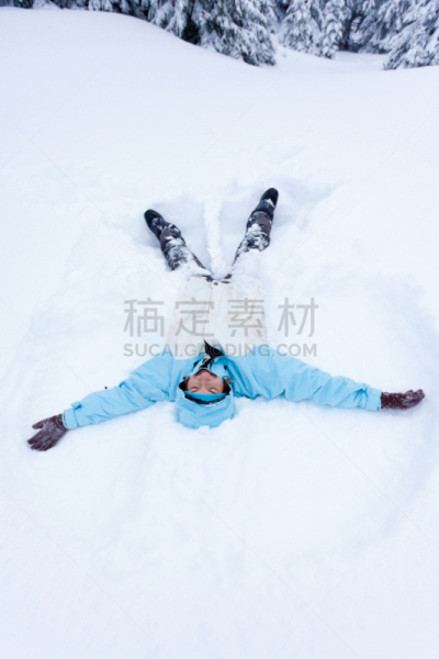 冬天,徒步旅行,森林,垂直画幅,天空,青少年,雪,围棋,旅行者,马累