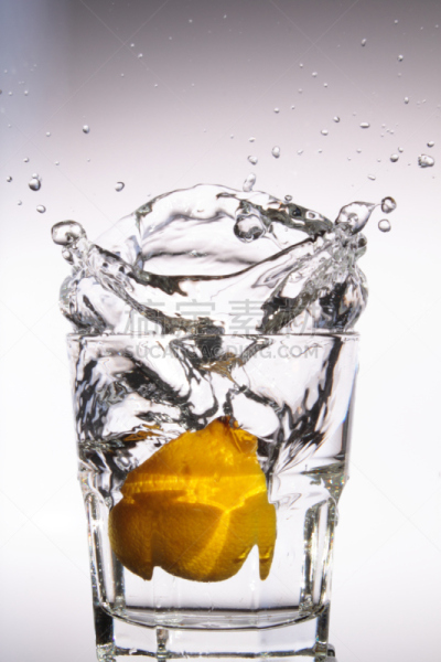 玻璃杯,龙卷风,饮水喷泉,垂直画幅,水,寒冷,水果,喷泉,努力,饮料