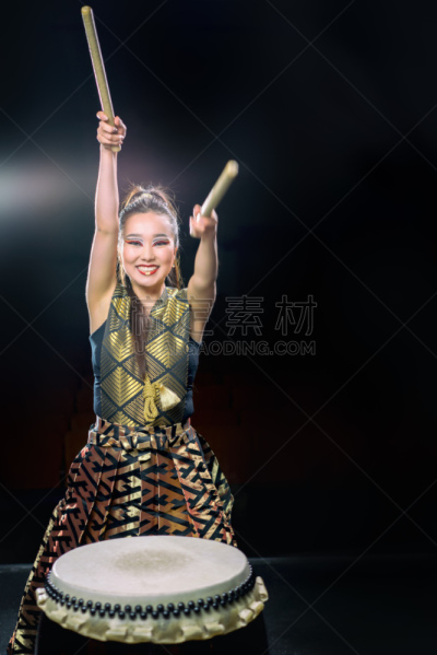 鼓槌,留白,背景,黑色,自然美,影棚拍摄,女孩,太鼓,鼓手,摇滚乐