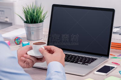 书桌,咖啡杯,办公室,笔记本电脑,开着的,手,前面,热饮,早晨,男商人