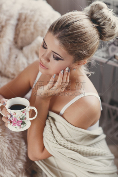 茶杯,注视镜头,住宅内部,垂直画幅,椅子,家庭生活,家具,白人,坐