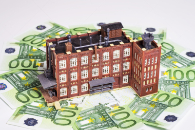 Fabrikgebäude und Geldscheine