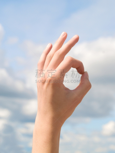 同意的手势,垂直画幅,天空,手势语,无人,蓝色,拳头,符号,拇指,手